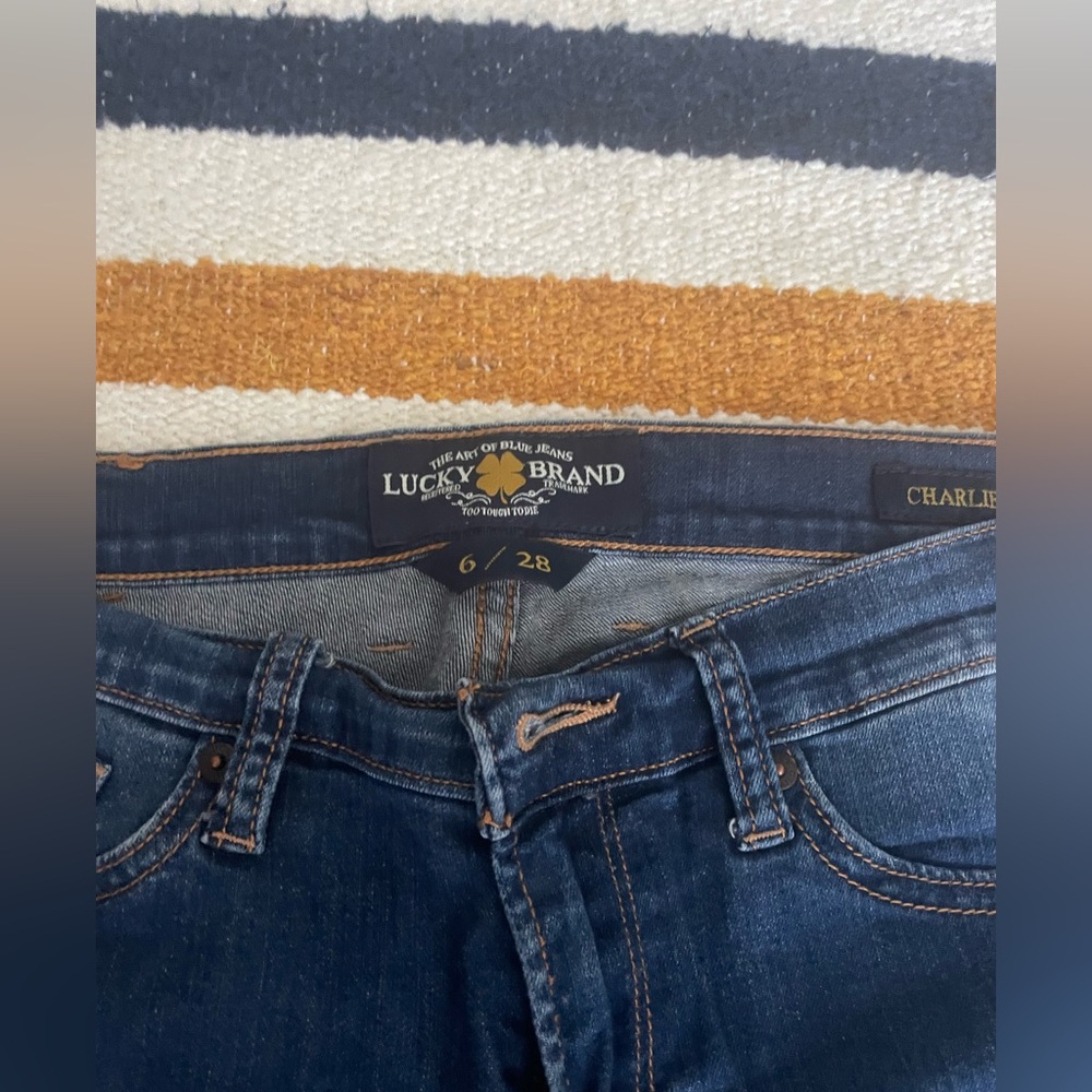 Gorgeous lucky brandy Charlie capri dark wash jeans!